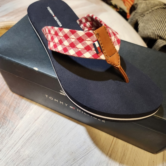 Tommy Hilfiger red and white plaid flip flops size 7 brand new still In box - Picture 2 of 3